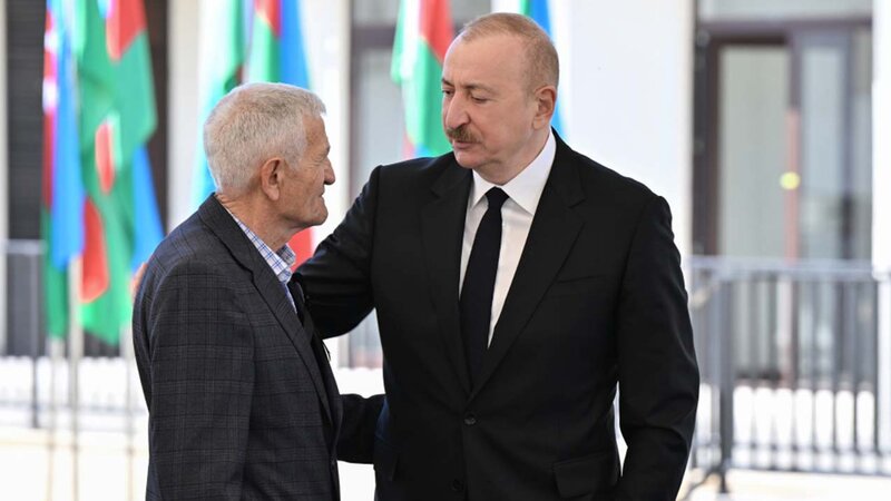 Zəngilanda təsirli anlar: Prezident şəhid atasını xüsusi diqqətlə yola saldı -
