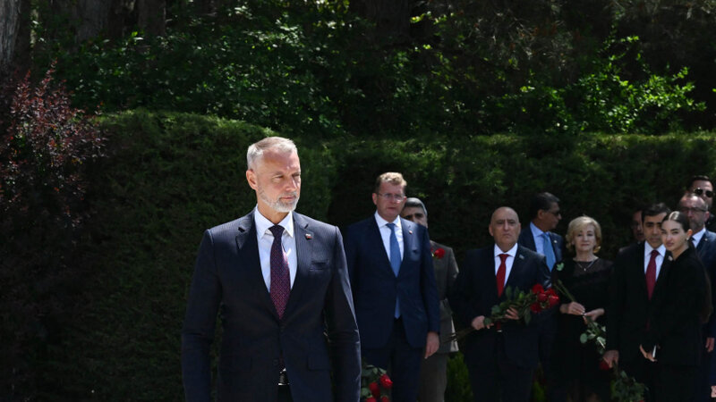 Slovakiya nümayəndə heyəti Ulu Öndər Heydər Əliyevin məzarını ziyarət etdi