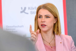 Latviya Baş naziri istefa verdi