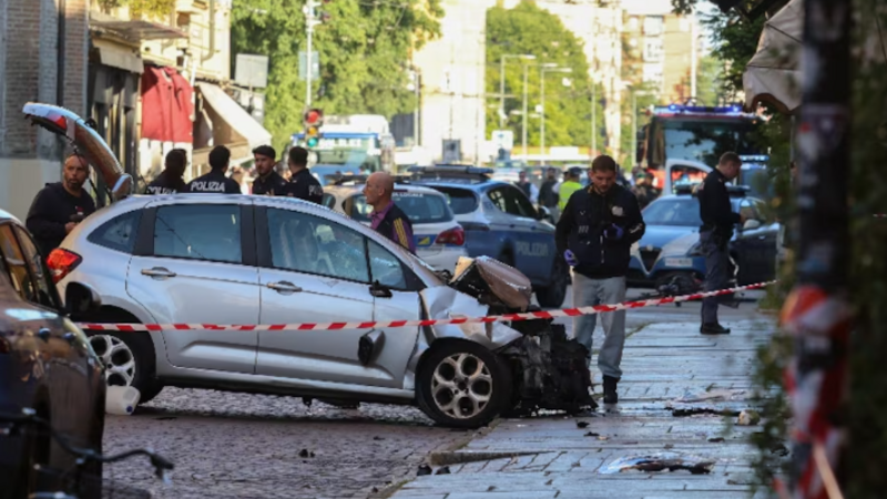 İtaliyada izdihamın üzərinə sürən şəxsin psixi problemi olub