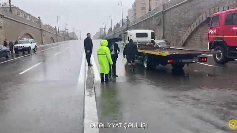 FHN Bakıda intensiv yağışların fəsadlarını aradan qaldırır -