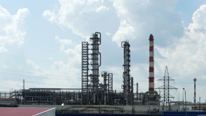 Rusiyanın iri neft emalı zavodu Ukraynanın hücumundan sonra fəaliyyətini dayandırdı