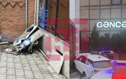 Gəncədə sürücü avtomobili tibb mərkəzinə çırpdı -