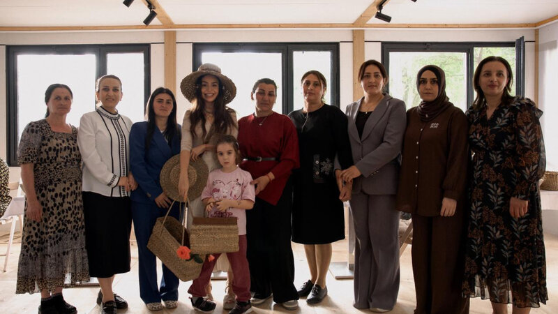 Leyla Əliyeva Masallıda həsirçiliklə məşğul olan qadınlarla görüşdü