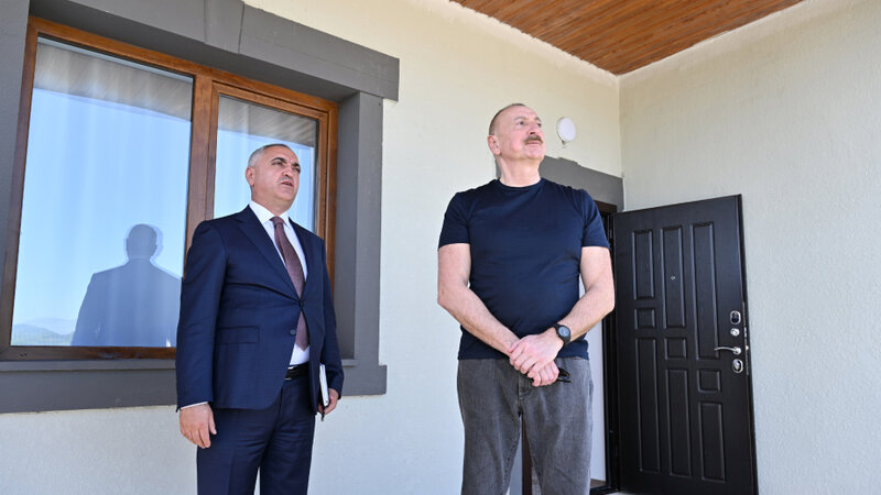 İlham Əliyev Xocalıda hərbi qulluqçular üçün nəzərdə tutulan fərdi evlərdə yaradılmış şəraitlə tanış olub