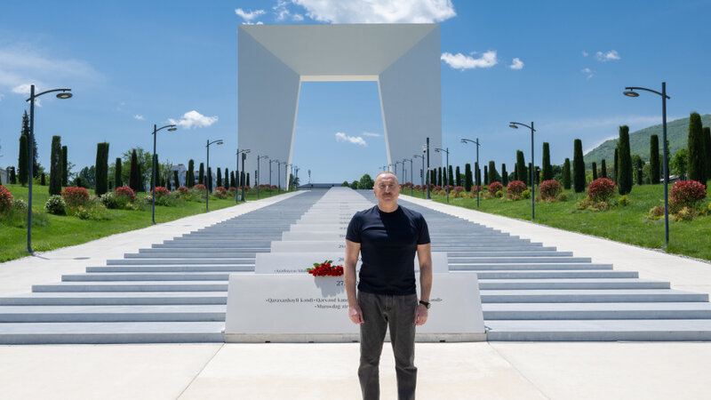 Prezident İlham Əliyev Xankəndi şəhərində Zəfər tağının önünə gül dəstələri düzüb
