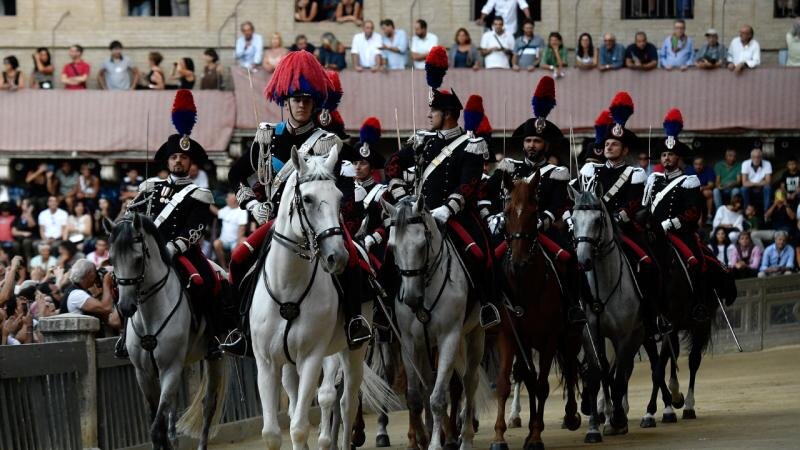 İtaliyada paradda iştirak etməli olan atlar qaçıb