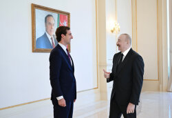 Prezident İlham Əliyev ABŞ dövlət katibinin köməkçisinə Donald Tramp tərəfindən təqdim edilmiş xatirə hədiyyəsini göstərib