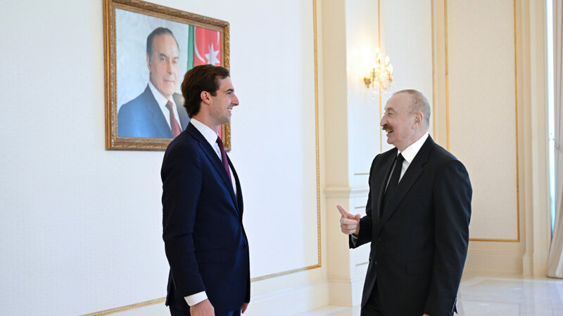 Prezident İlham Əliyev ABŞ dövlət katibinin köməkçisinə Donald Tramp tərəfindən təqdim edilmiş xatirə hədiyyəsini göstərib