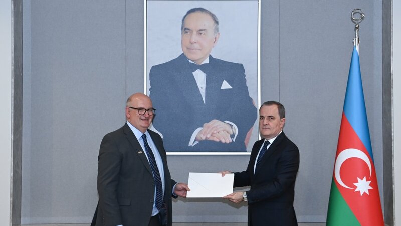 Britaniyanın yeni səfiri etimadnaməsinin surətini Ceyhun Bayramova təqdim etdi