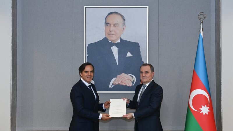 Ceyhun Bayramov Braziliyanın yeni səfirinin etimadnaməsinin surətini qəbul edib