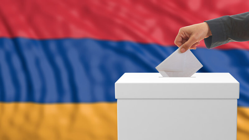 Ermənistanda səs verən hərbi çağırış yaşlı kişilərin ölkədən çıxışına qadağa qoyuldu