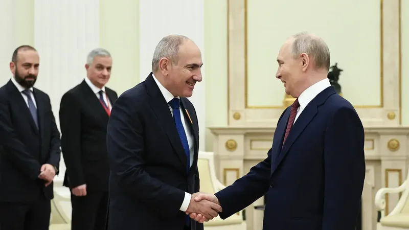 Paşinyandan Putinə: Bir-birimizə hörmət etməliyik