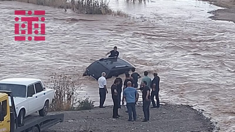 Xaçınçaya gələn seldə maşın batıb - FOTO
