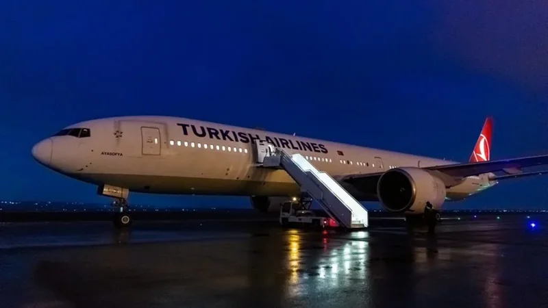 Türkiyədə təyyarə radar dirəyinə çırpıldı -