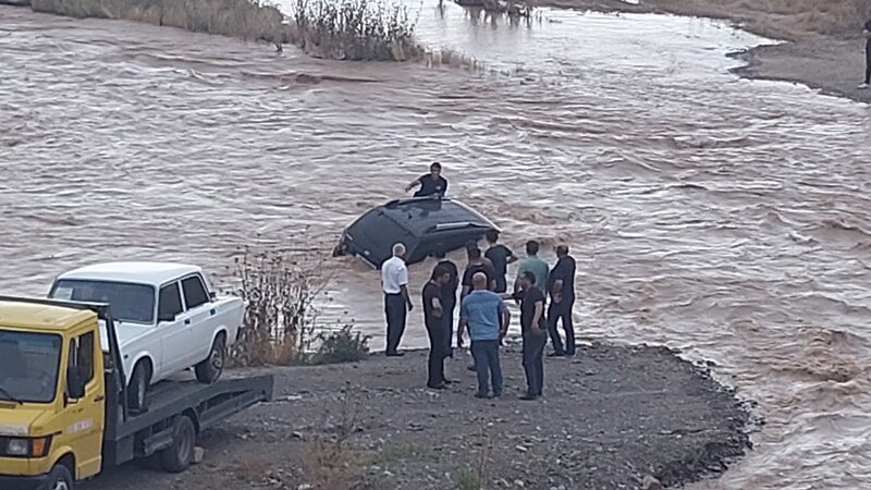 Xaçınçaya gələn seldə maşın batıb