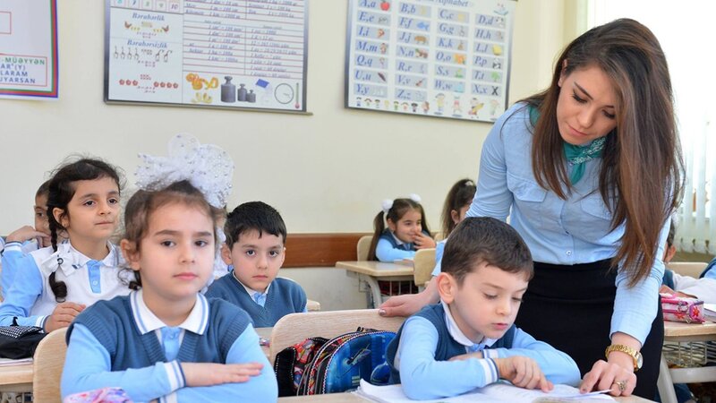 Geyimdə peşəkarlıq müəllimin pedaqoji nüfuzunun qorunmasına xidmət edir - RƏY