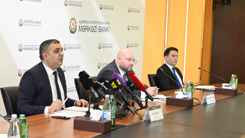 AMB rəsmisi: Birinci rübdə xidmətlər balansının kəsiri 21 faiz azalıb