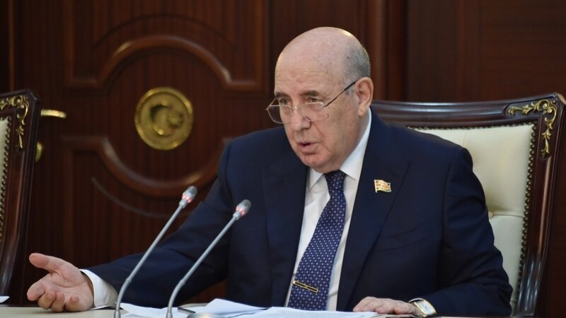 Komitə sədri: Bölgələrdə həkimlərin 65 yaşdan sonra da işləməsinə icazə veriləcək