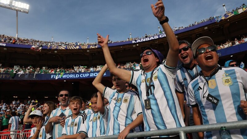 Argentina azarkeşlərinin avtomobili atəşə tutulub