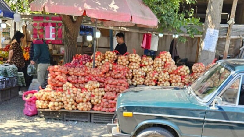 Səki bazara çevrilib, piyadalar yola çıxmağa məcbur qalır - FOTO