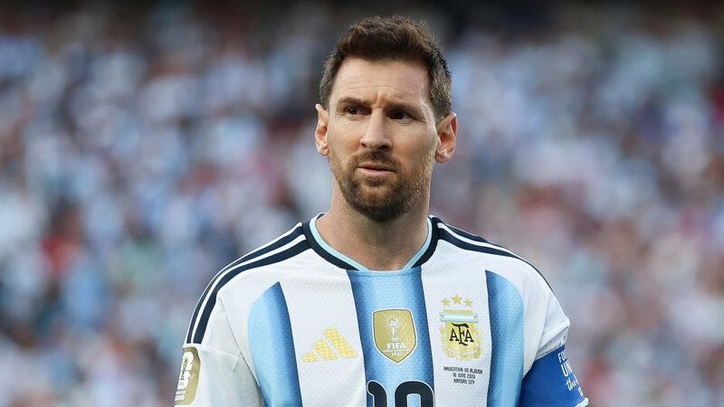 Argentinada Messinin dünyanın ən hündür heykəlinin açılışı olub