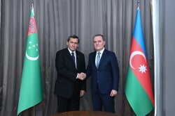 Ceyhun Bayramov türkmənistanlı həmkarı ilə əməkdaşlıq məsələlərini müzakirə etdi