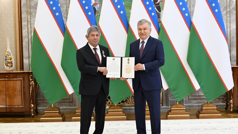 Şavkat Mirziyoyev Azərbaycan səfirinə "Mehnat Shuhrati" ordenini təqdim etdi