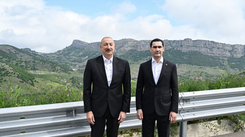 Azərbaycan və Türkmənistan prezidentləri Şuşanın Daşaltı kəndinin fonunda şəkil çəkdiriblər