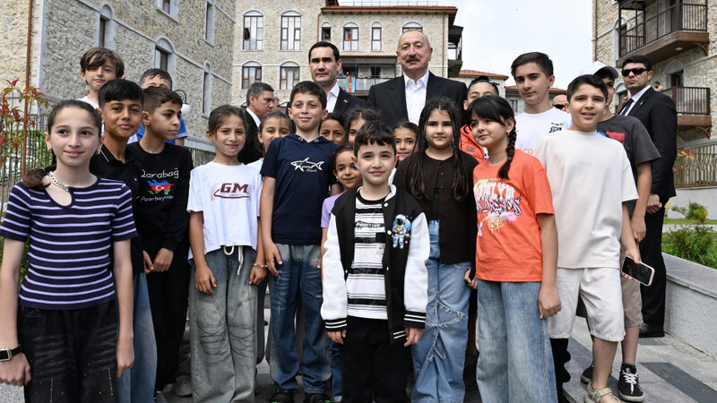 Azərbaycan və Türkmənistan prezidentləri Şuşada gəzinti zamanı balaca sakinlərlə görüşdü