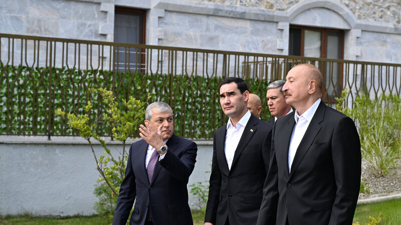 Prezidentlər Şuşa şəhərində inşa edilmiş birinci yaşayış kompleksində olublar