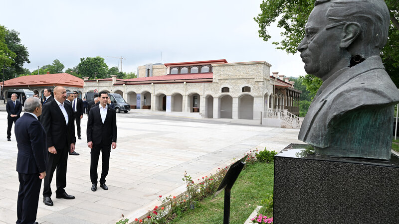 Prezidentlər Şuşada güllələnmiş büstlərə baxıblar