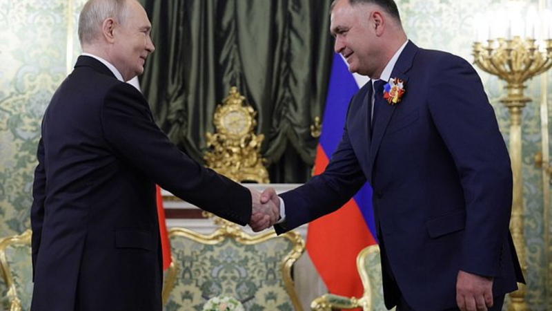 Tanınmayan prezident istefa verib Putinin müşaviri oldu