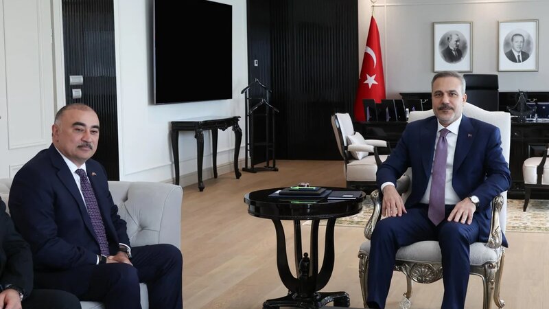 Hakan Fidan Azərbaycanın Türkiyədəki səfiri ilə görüşdü