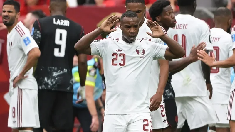 FIFA rəqibinin ayağını sındıran futbolçunu cəzalandırdı
