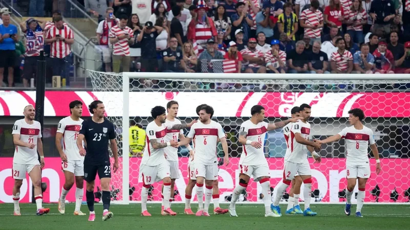 Türkiyə - ABŞ matçında ulduz axını: Hollivud məşhurları stadionda -