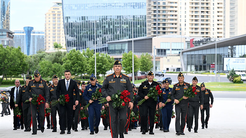 Müdafiə Nazirliyinin rəhbər heyəti Fəxri Xiyaban, Zəfər parkı və Hərbi Memorial Məzarlığı ziyarət etdi -