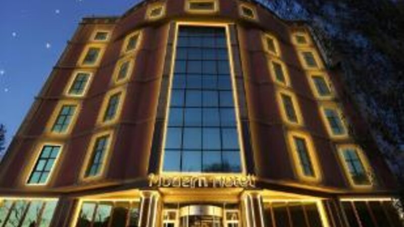 Bakıda boğazı kəsilən gənc oğlan otelə gələrək kömək istəyib