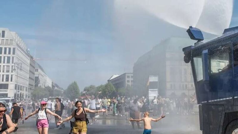 Berlində polis sakinləri və turistləri su şırnaqları ilə sərinləşdirir