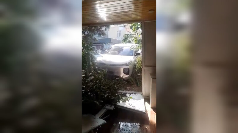 Sumqayıtda qəza: Minik avtomobili restorana çırpıldı -