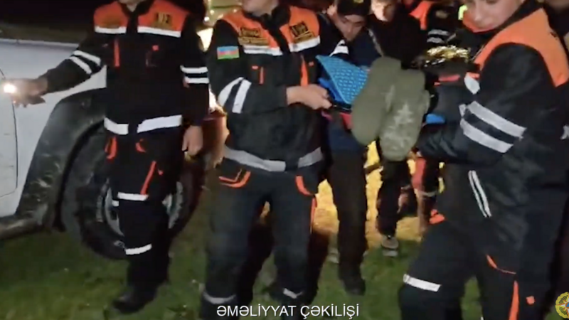 FHN Bazardüzü zirvəsi istiqamətində köməksiz qalan alpinisti xilas etdi - VİDEO