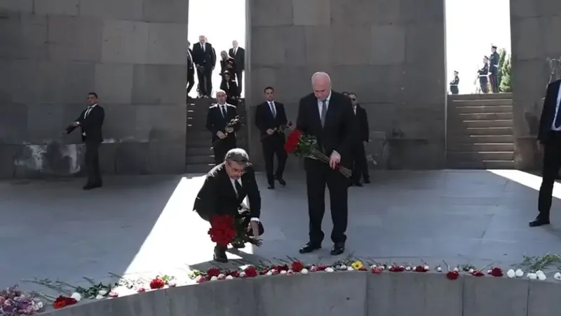 Gürcü nazir qondarma erməni soyqırımı abidəsini ziyarət etdi - FOTO