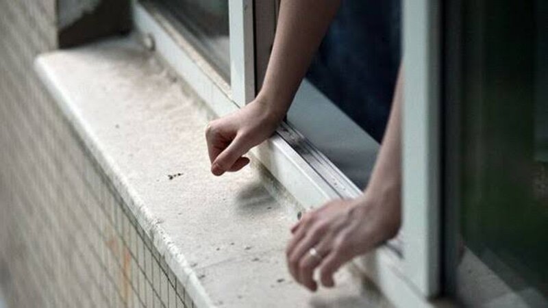 Bakıda 8 yaşlı qız 5-ci mərtəbədən yıxıldı, vəziyyəti ağırdır