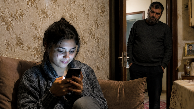 Ata qızında keçmiş ərinin mesajlarını gördü, onu döyərək öldürdü: “Hamını evdən çıxardı” – TƏFƏRRÜAT
