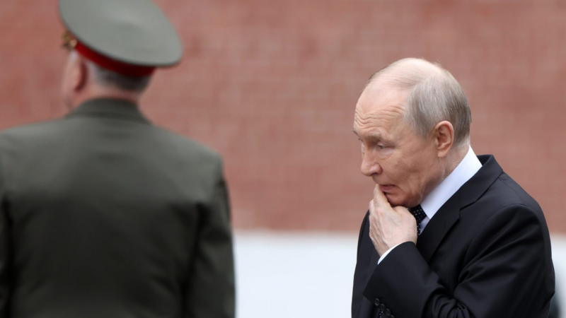 “Forbes”: Putinin üç ili qalıb