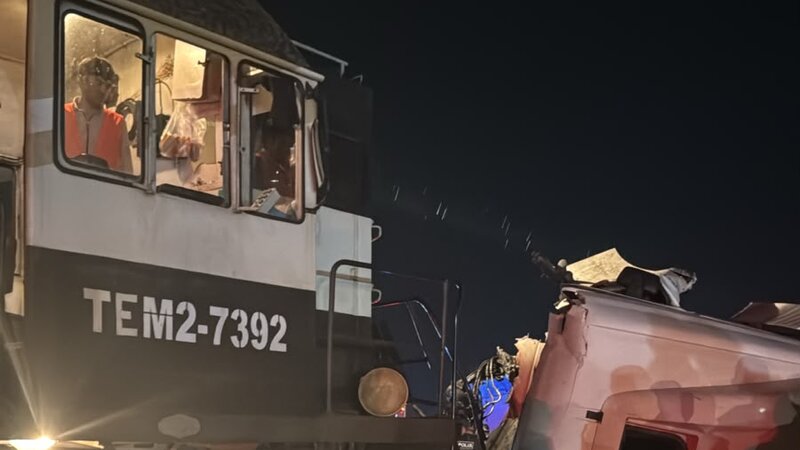 Sumqayıtda teplovoz yanacaq daşıyan yük maşını ilə toqquşdu - FOTO-VİDEO
