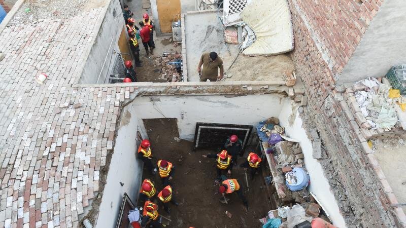 Pakistanda təhsil mərkəzinin damı uçdu: 14 şagird həyatını itirdi