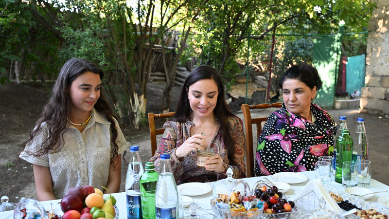Leyla Əliyeva Yevlaxda “Gənc arıçı” layihəsinin iştirakçısı ilə görüşdü