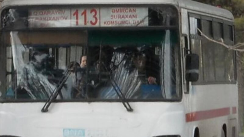 Bakıda avtobus evə çırpıldı -  5 sərnişin xəsarət aldı
