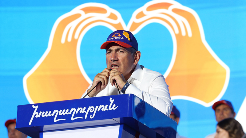 Pritçin: Paşinyan “çəhrayı ponilər dünyası”nda yaşayır